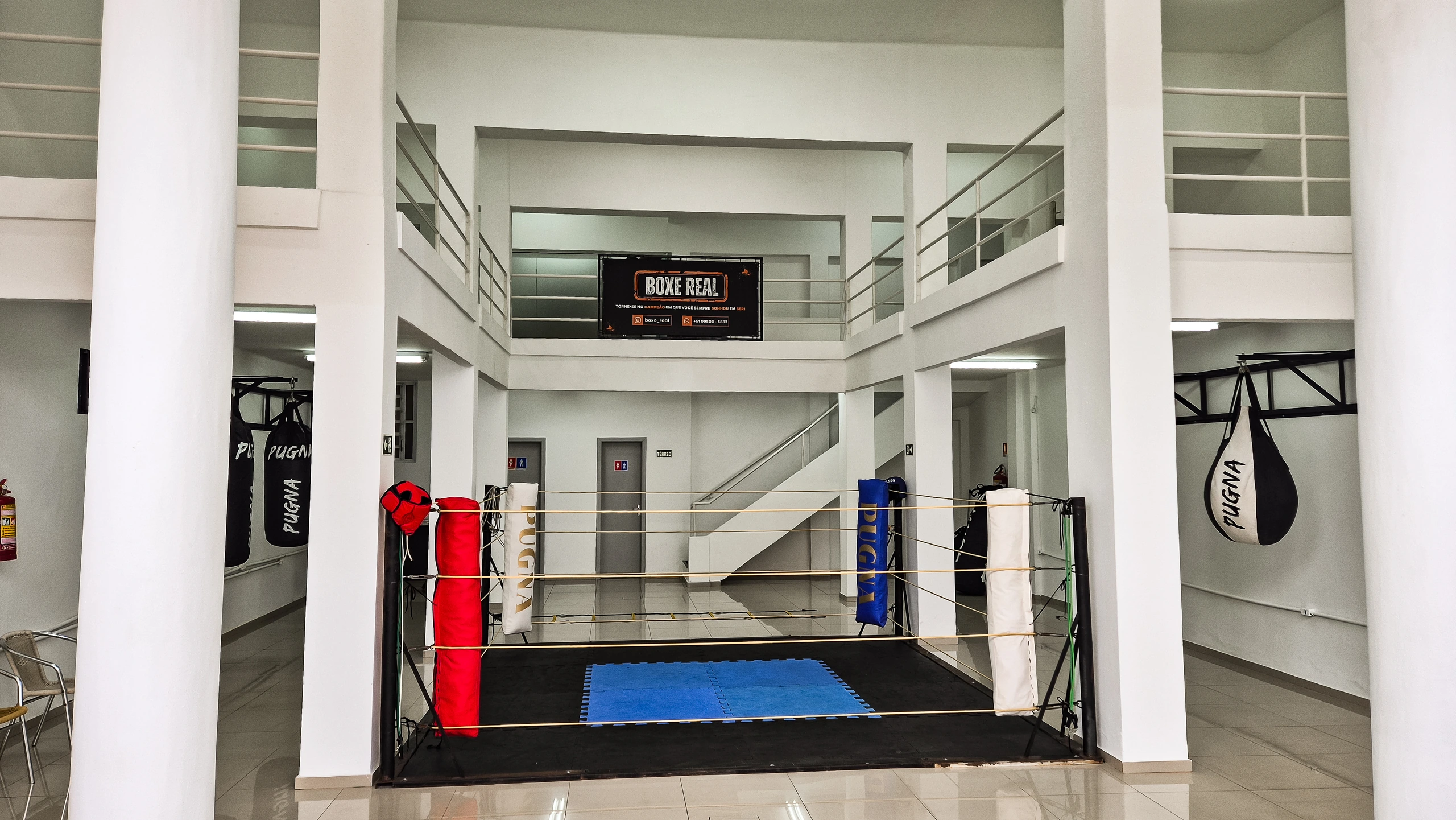 Interior da academia Boxe Real na Av. Benjamin Constant, Porto Alegre